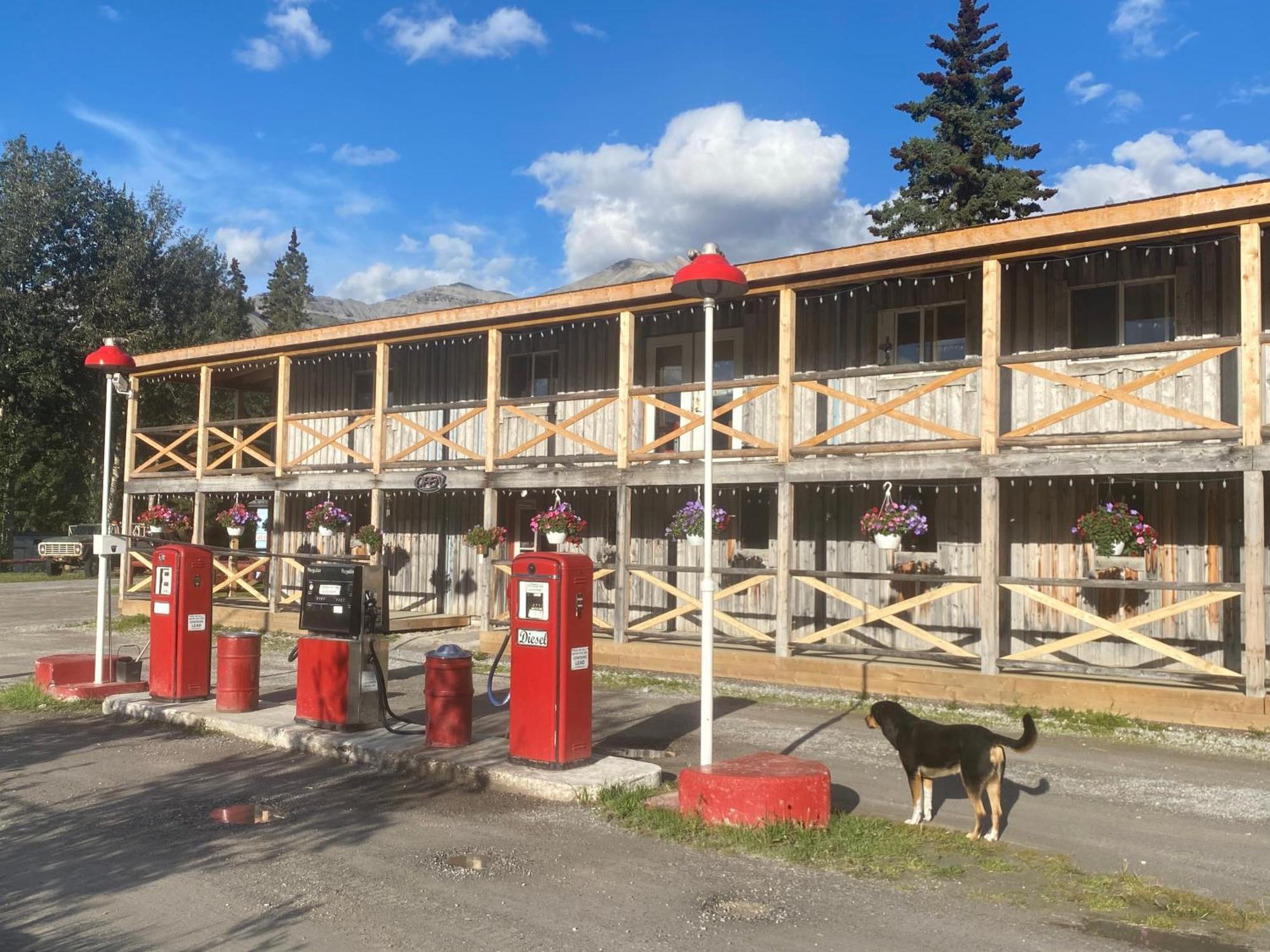 Double G Service Muncho Lake Exterior foto